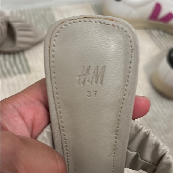 H&M Cream Mules with Ruched Design - Picture 3 of 3